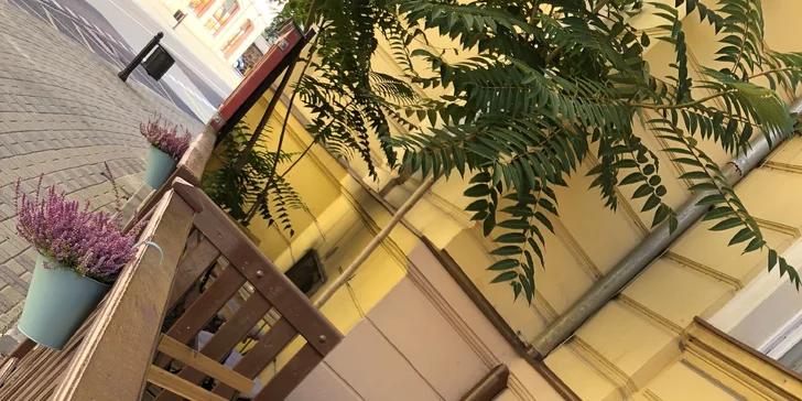Rezervaci nepotřebujete, kódem voucheru se prokážete v restauraci.