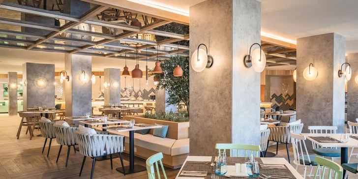 Kromě hlavní restaurace jsou v hotelu dva bary a snack/music bar. 