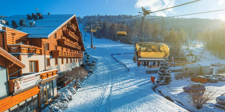 Hotel leží přímo na svahu skiareálu Sczyrk s 22 sjezdovkami. 