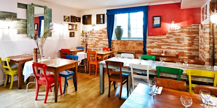 Řecký šéfkuchař vám tu připraví parádní hostinu – ochutnáte typický řecký gyros, kebab a bifteky z olympského vepříka. 