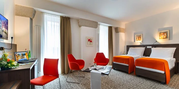 Ve všech pokojích je minibar, trezor, satelitní televize a telefon.