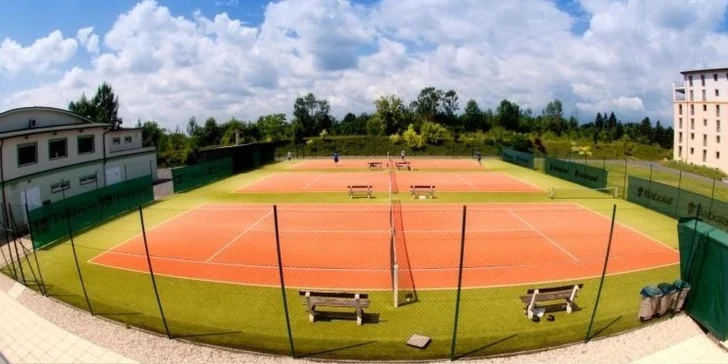 Na své si přijdou i sportovci. V rámci balíčků máte 1 hodinu tenisu a padelu.