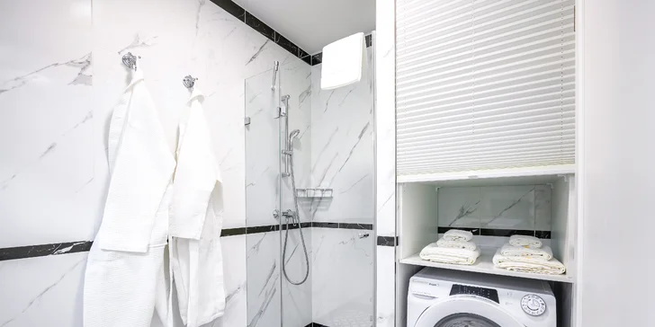 Nadštandardne zariadené apartmány poskytujú dokonalé pohodlie.