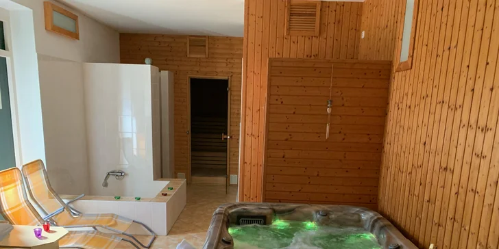 Aby vám tu celý tenhle zážitek ještě vyšperkovali, těšte se i na lahev vychlazených bublinek.
