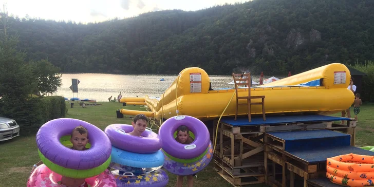 Hned vedle skluzavky je občerstvení. 
