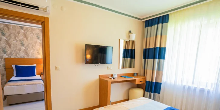 Nechybí ani koupelna, set na přípravu kávy a čaje, minibar či trezor.