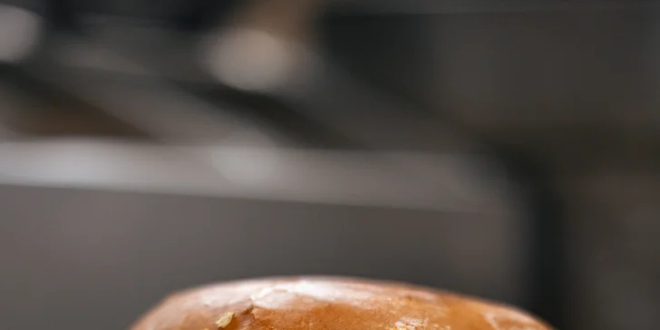 V místních burgerech nechybí šťavnaté smash hovězí maso, pečená slanina, krémový cheddar ani originální omáčky. 