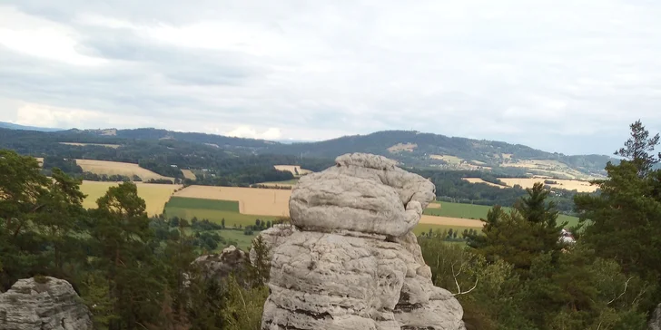 Lezení po pískovcových skalách Českého ráje slibuje spoustu adrenalinu i nádherné výhledy.