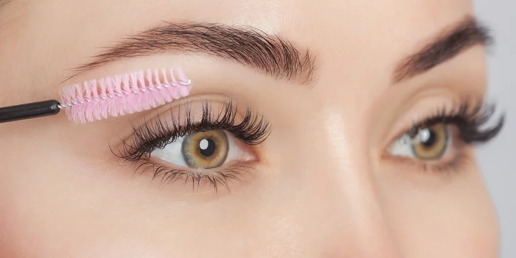Výrazné řasy a zkrocené obočí: lash lifting vč. barvení řas i laminace obočí