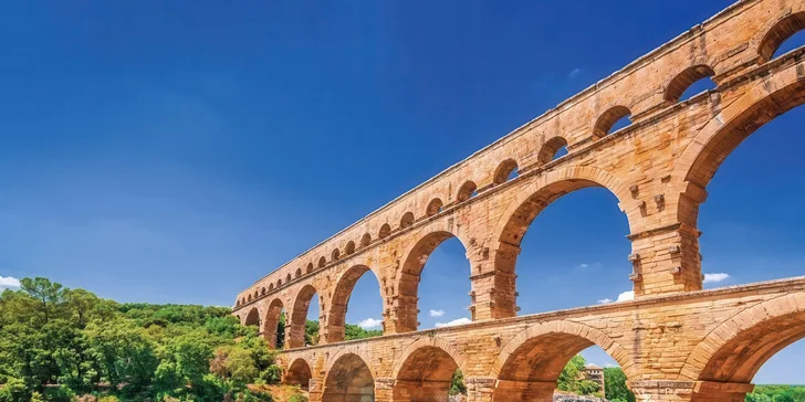 Prohlédnete si např. papežské město Avignon, Orange, Nimes, Marseille či Nice.