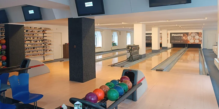 Poměřte své síly s přáteli: 1 i 2 hodiny bowlingu v Náchodě vč. nápojů dle výběru