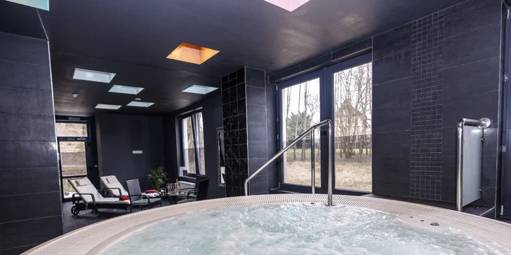 Je tu vířivka, parní a finská sauna a odpočinková zóna. 