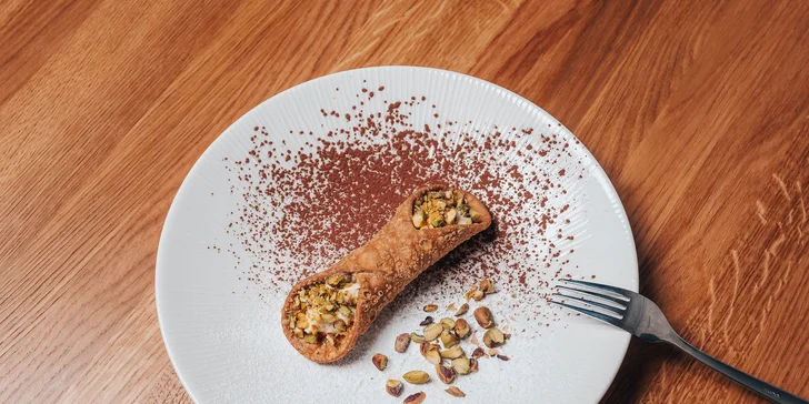 Druhým možným dezertem jsou sicilské cannoli plněné ricottovým krémem s pistáciemi a karamelem.