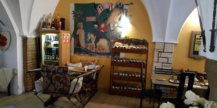 K jídlu si můžete dopřát některé z vín z obsáhlé vinotéky, pokud holdujete zlatavému moku, je na čepu připravený Kozel a Pilsner Urquell.