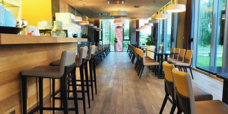 K restauraci se dostanete snadno autem i tramvají č. 12.