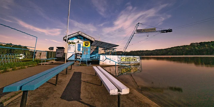 Zapůjčí vám tu paddleboard i s vestou a pádlem.