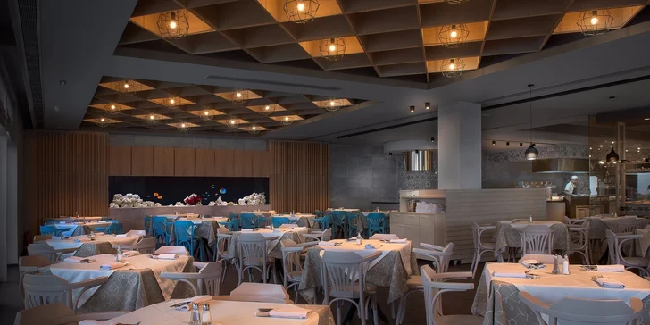 V hotelu je také typická řecká restaurace a několik barů.