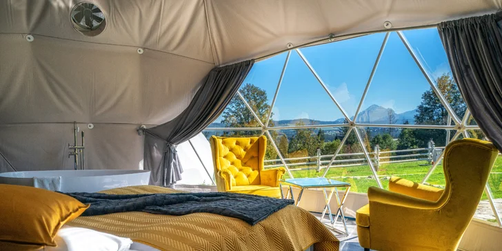 Luxusní design a krásné detaily jako např žárovky v unikátní barevné paletě vás okouzlí na první pohled, stejně jako výhled na okolní les a Tatry, který si díky průhledné části stěny můžete užívat kdykoli jen budete chtít. 