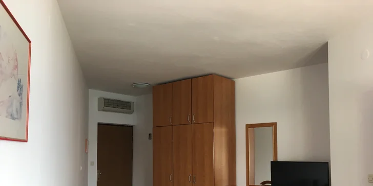 Nechybí ani televize a samozřejmě vlastní koupelna. 