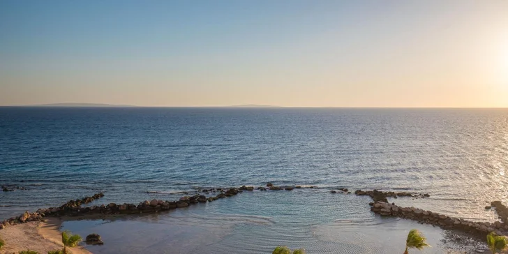 Hotel je postaven z přírodních kamenů a korálů přímo na břehu křišťálového moře v oblasti Sahl Hasheesh.
