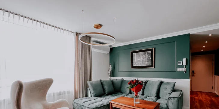 V apartmánu je oddělený obývací pokoj a dvě ložnice. 