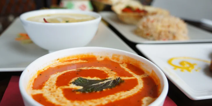 Na úvod si můžete dát rajčatovou polévku nebo tikki z brambor s kukuřicí a mangovým chutney.