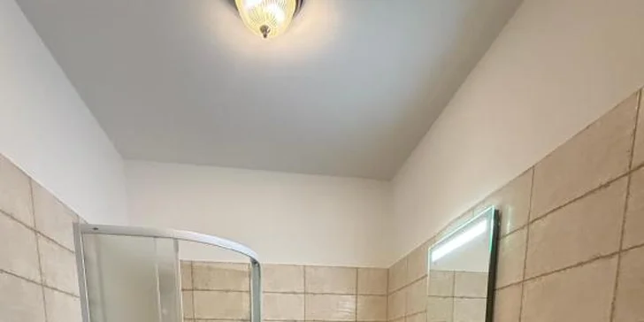 Nechýba možnosť parkovania ani Wi‑Fi zdarma.