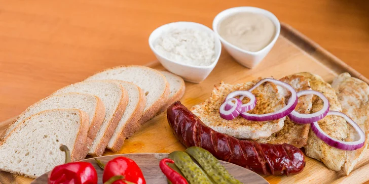 500 g gril tanier (grilované kuracie mäso, bravčové mäso, klobása) horčica, chren, kyslé uhorky, feferóny, baranie rohy, 6 polkrajcov chleba