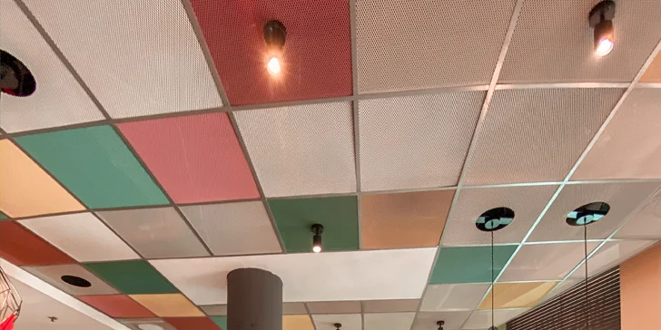 Nadchnou vás nejen dobroty, ale i hravý interiér s retro prvky a krásné servírování. 