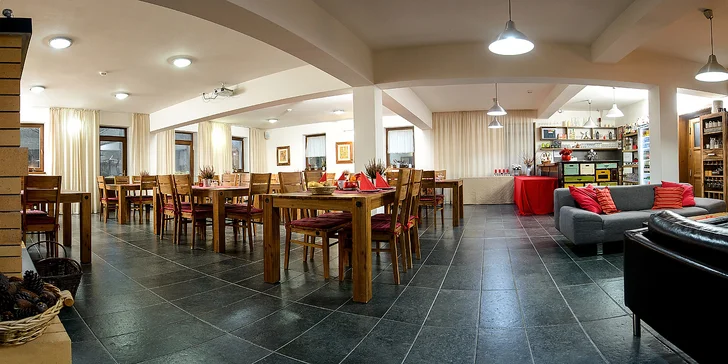 V penzionu je i společenská místnost s fotbálkem a šipkami.