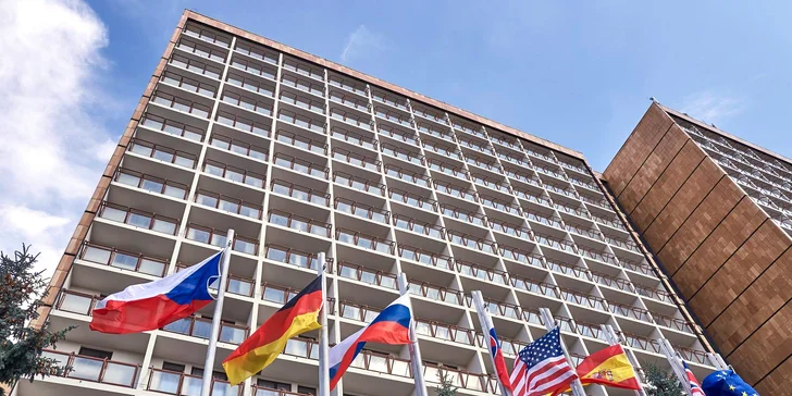 Hotel je kousek od zastávky MHD – za cca 15 min. se dostanete přímo na Václavák.