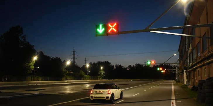 V praktické části (3 hod.) usednete za volant a na speciálním povrchu.