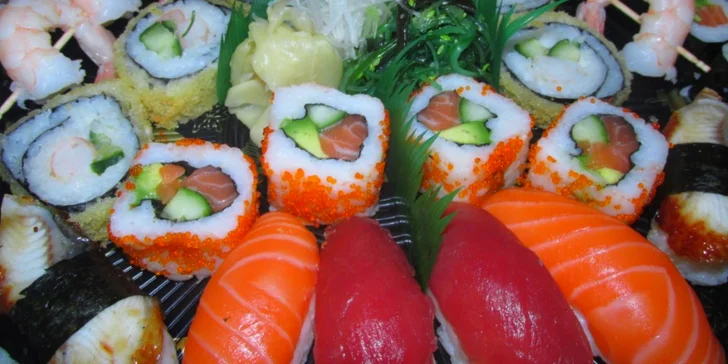 A samozřejmě nebude chybět zázvor a wasabi. 