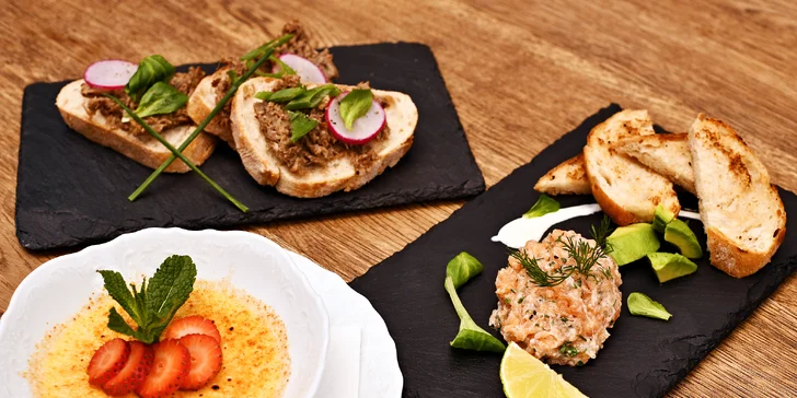 Samotné menu zahájí předkrm, podávat se bude kachní rillettes s farmářským chlebem nebo tataráček z lososa. 