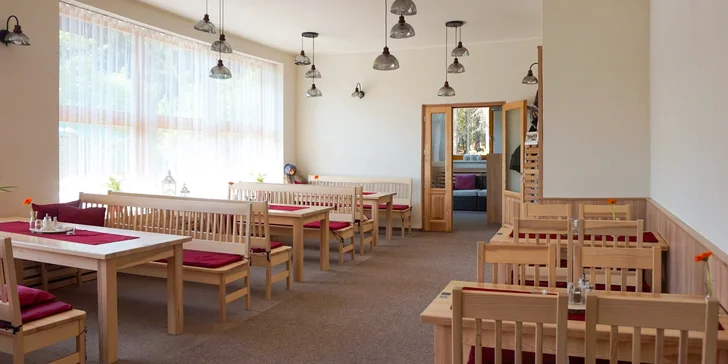 Restaurace se nachází přímo v sedle Hvězda na cestě z Malé Morávky do Karlovy Studánky. 