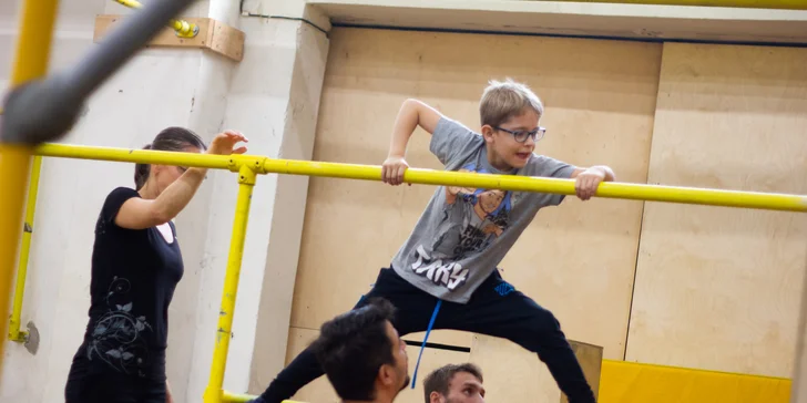 Parkour je zaměřený na všeobecný pohybový rozvoj a je vhodný pro děti i dospělé. 