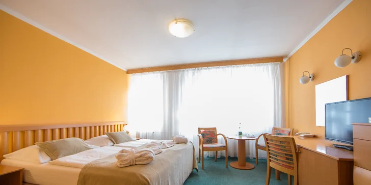 Pokoje mají TV, Wi-Fi připojení, trezor, minibar i telefon.