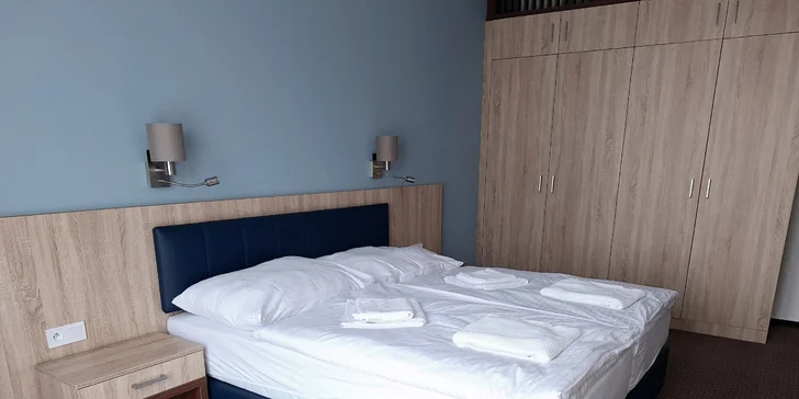 Najdete zde manželskou postel, trezor, TV, lednici a župany do wellness. 