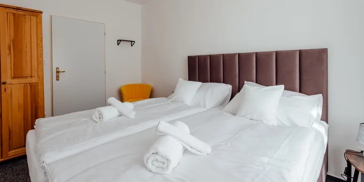 V každém apartmánu je manželská postel.