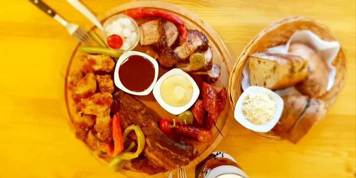 Stačí dojet na zastávku Komenského náměstí, ze které je to za touhle baštou pár kroků.