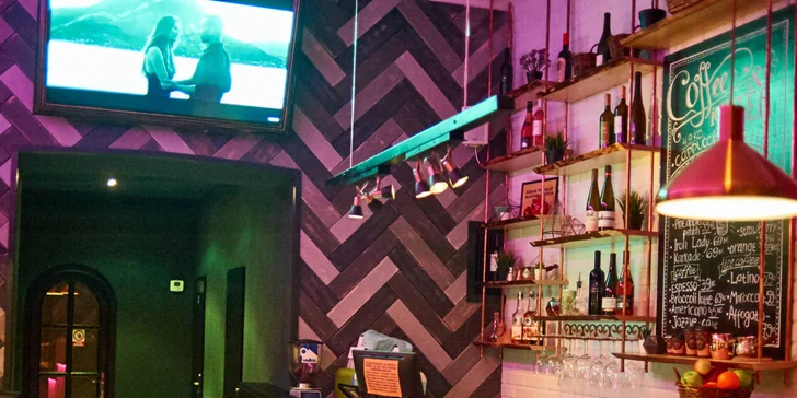 Kromě točené plzně si můžete dát i lahvové pivo Heineken nebo Desperados, žízeň tu ale zaženete třeba i fresh džusy.