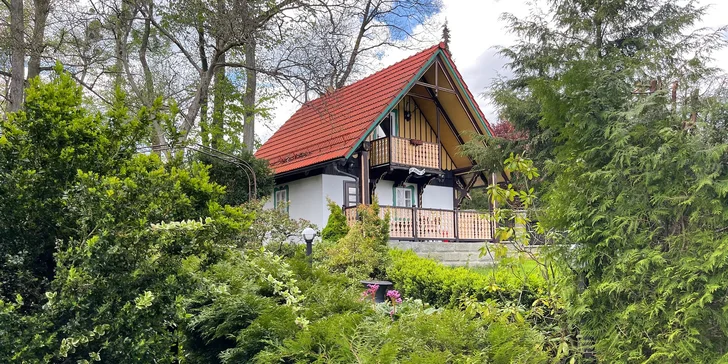 Súčasťou Letohrádku je lesopark s vonkajším bazénom, minigolfom, grilom a predovšetkým nádherným výhľadom na panorámu beskydských vrcholkov.