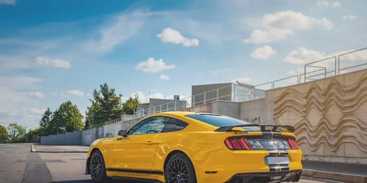 Ford Mustang GT 5.0 V8, performance pack, manuál, výkon 470 koní