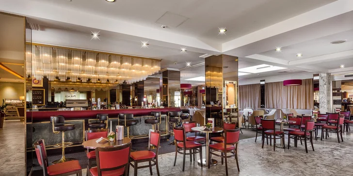 Minimálně třikrát týdně hraje v hotelu živá hudba. 