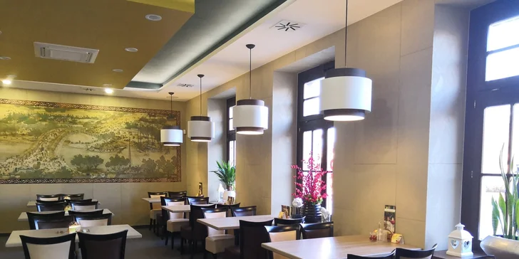Restaurace se nachází cca 100 metrů od zastávky Staré Letňany. 