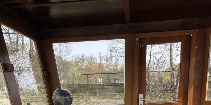 Na horní palubě hausbótu (u nástupu na loď) je příjemná teráska s posezením.
