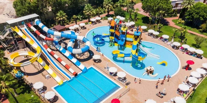 Hotel disponuje několika bazény vč. dětských se skluzavkami. 