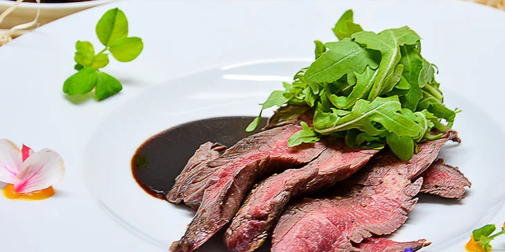 Tím kuchárov pod vedením Mateja Gajdošíka sa postará o váš jedinečný gastronomický zážitok.