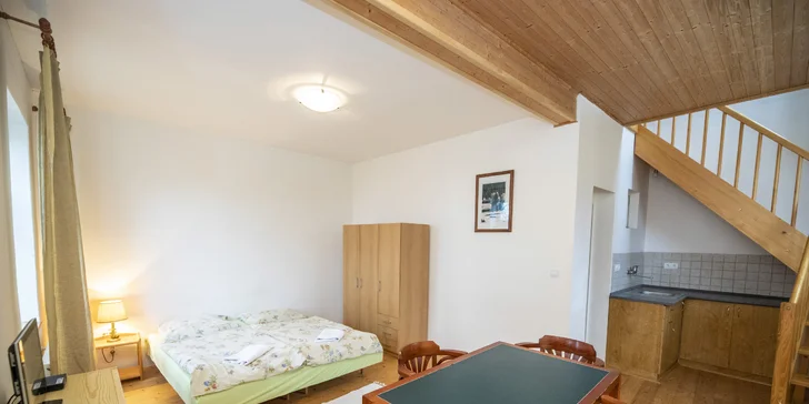 Pokoje jsou hezky a účelně zařízené.