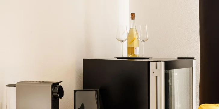 Každý pokoj má vlastní koupelnu, minibar a kávovar, abyste si mohli užít chvíle odpočinku naplno.